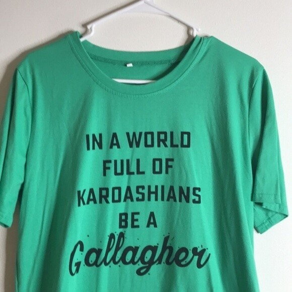 In a world of kardashians be a Gallagher funny T-shirt large - Picture 2 of 8